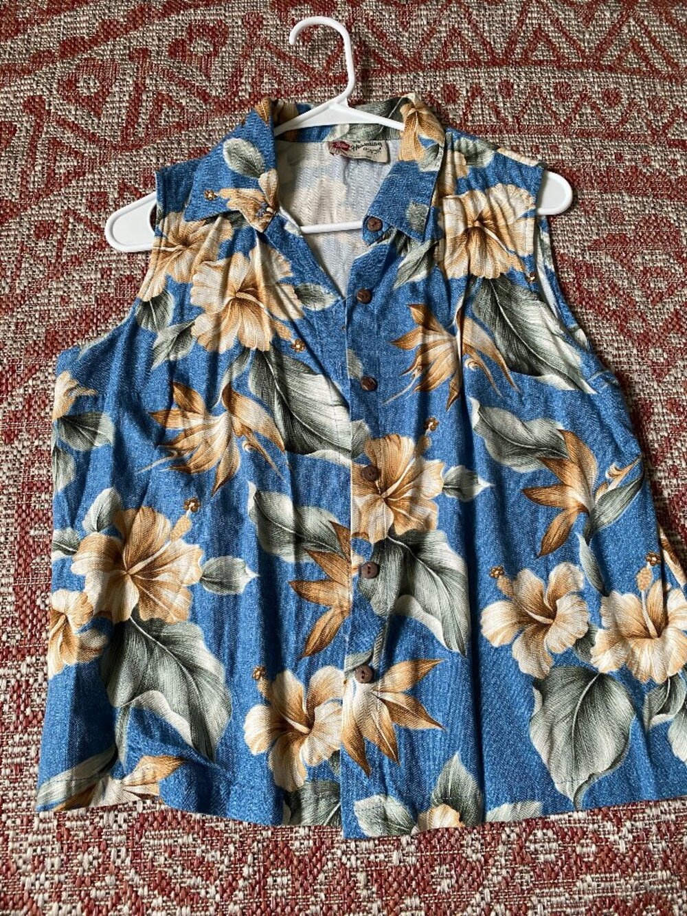 Hilo Hattie Sleeveless Button Up Top